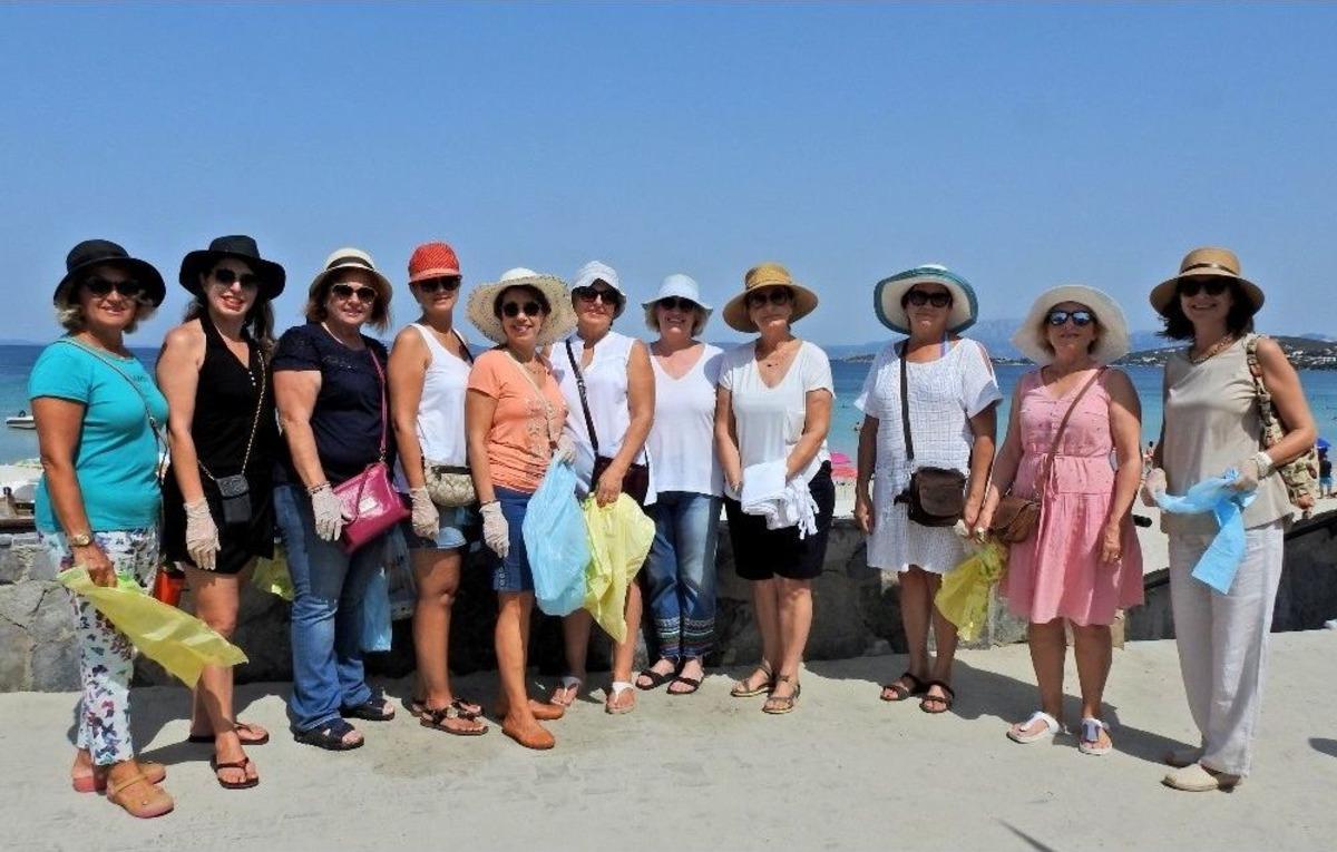 Ilıca Plajı&rsquo;nda G&uuml;vercin U&ccedil;urup, Temizlik Yaptılar