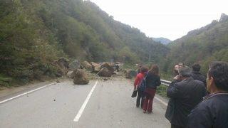 Heyelan Nedeniyle Vakfıkebir-tonya Karayolu Ulaşıma Kapandı