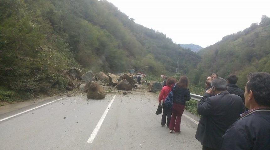Heyelan Nedeniyle Vakfıkebir-tonya Karayolu Ulaşıma Kapandı
