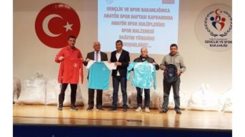 Tekirdağ&rsquo;da Amat&ouml;r Spor Kul&uuml;plerine Spor Malzemesi Dağıtıldı