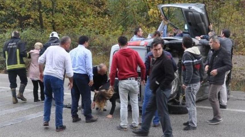 İki Ayrı Kazada Ara&ccedil;larda Sıkışanları, Itfaiye Ekipleri Kurtardı