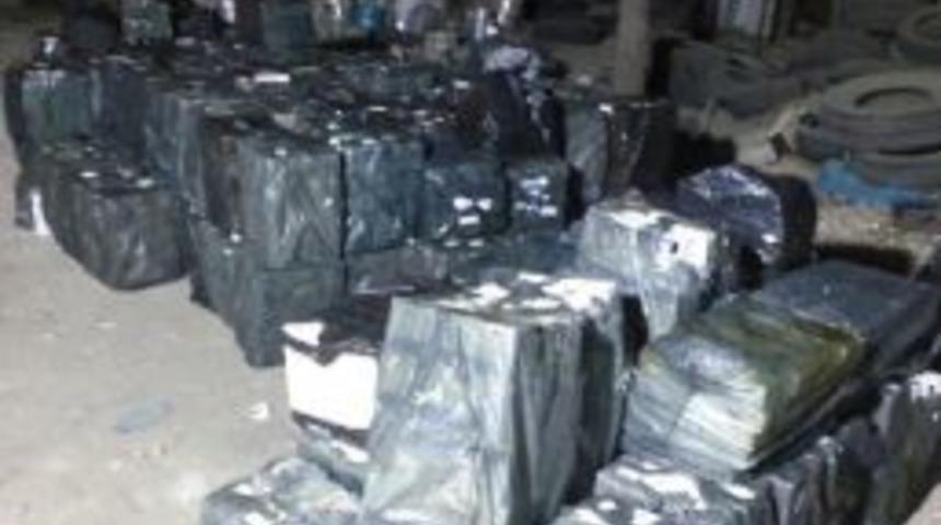 Tır'da 31 Bin 800 Paket Ka&ccedil;ak Sigara Ele Ge&ccedil;ti