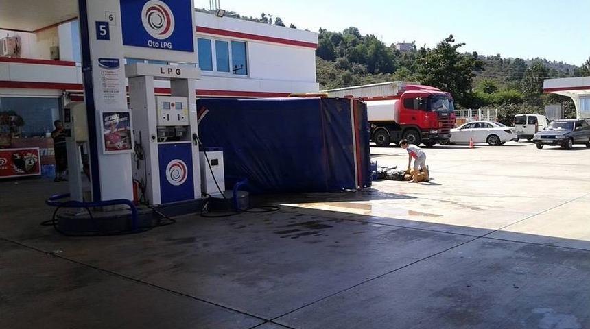 Hızını Alamayan Araç Akaryakıt İstasyonuna Daldı