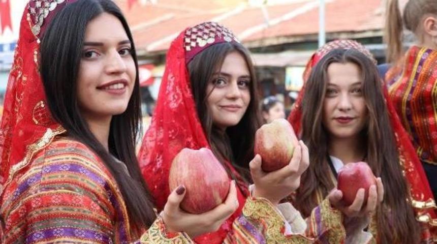 &Ccedil;ocuklar, &Ccedil;ekirdeği Hızlı Yiyebilmek I&ccedil;in Kıyasıya Yarıştı