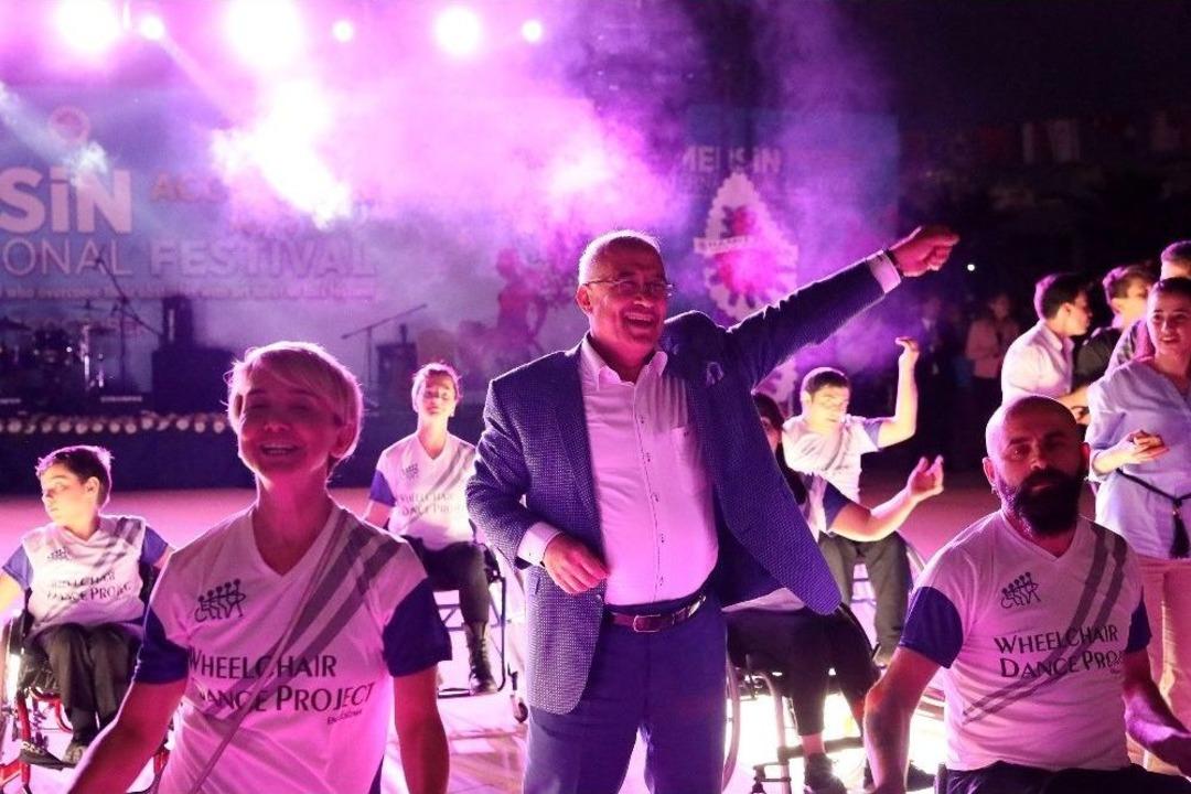 1. Mersin Uluslararası Engelsiz Sanat Festivali, Renkli G&ouml;r&uuml;nt&uuml;lerle S&uuml;r&uuml;yor