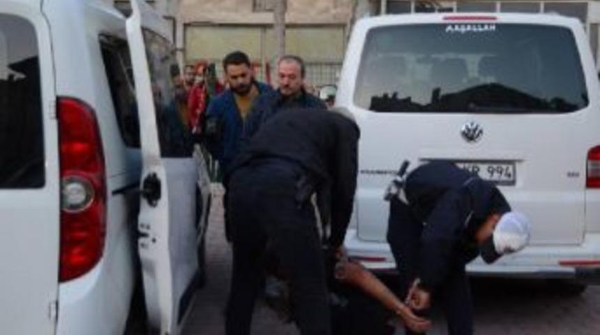 Kapka&ccedil;&ccedil;ıyı Yakalayıp Polise Teslim Ettiler