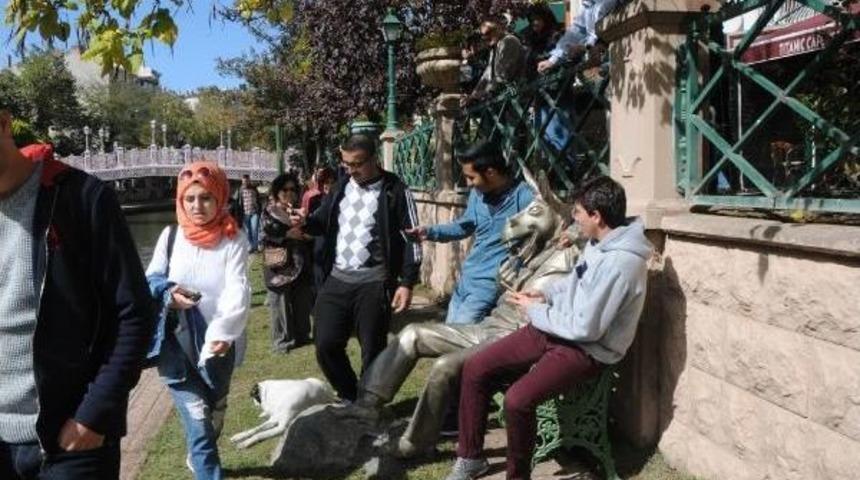 Akın Akın '&ccedil;ekirdek &Ccedil;itleyen Eşek' Heykelini G&ouml;rmeye Geliyorlar