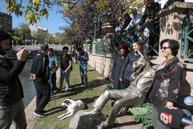 Akın Akın 'çekirdek Çitleyen Eşek' Heykelini Görmeye Geliyorlar