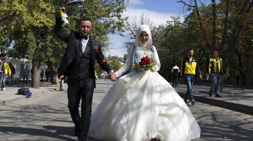 Fanatik Ankarag&uuml;c&uuml; Taraftarı Damat, D&uuml;ğ&uuml;n &Ouml;ncesi Gelini Alıp Trib&uuml;nde Ma&ccedil; İzledi