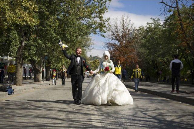 Fanatik Ankarag&uuml;c&uuml; Taraftarı Damat, D&uuml;ğ&uuml;n &Ouml;ncesi Gelini Alıp Trib&uuml;nde Ma&ccedil; İzledi 1