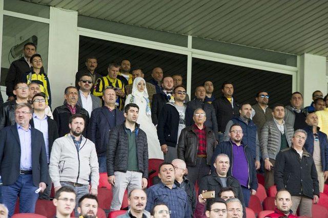 Fanatik Ankarag&uuml;c&uuml; Taraftarı Damat, D&uuml;ğ&uuml;n &Ouml;ncesi Gelini Alıp Trib&uuml;nde Ma&ccedil; İzledi 3