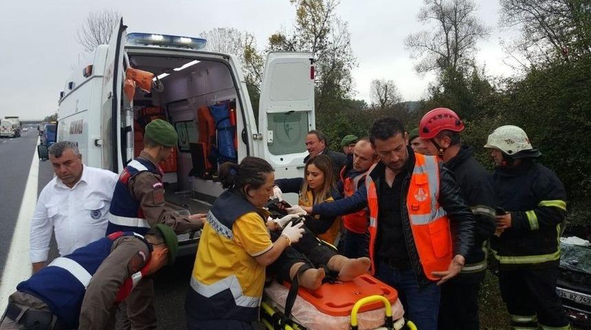 Tem Otoyolunda Otomobil Yoldan &Ccedil;ıktı 2 Kişi Yaralandı