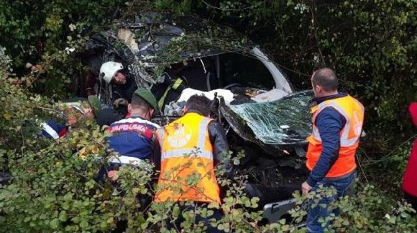 Tem'de Yol Kenarına Yuvarlanan Otomobildeki 2 Kişi Yaralandı