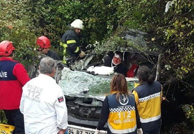 Tem'de Yol Kenarına Yuvarlanan Otomobildeki 2 Kişi Yaralandı