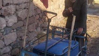 Ekmek Parası Için 20 Kilometre Yürüyüp, Çorap Satıyor