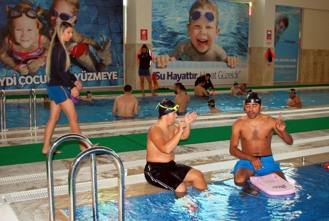 Manisa&rsquo;da Engeller Kula&ccedil; Atarak Aşılıyor