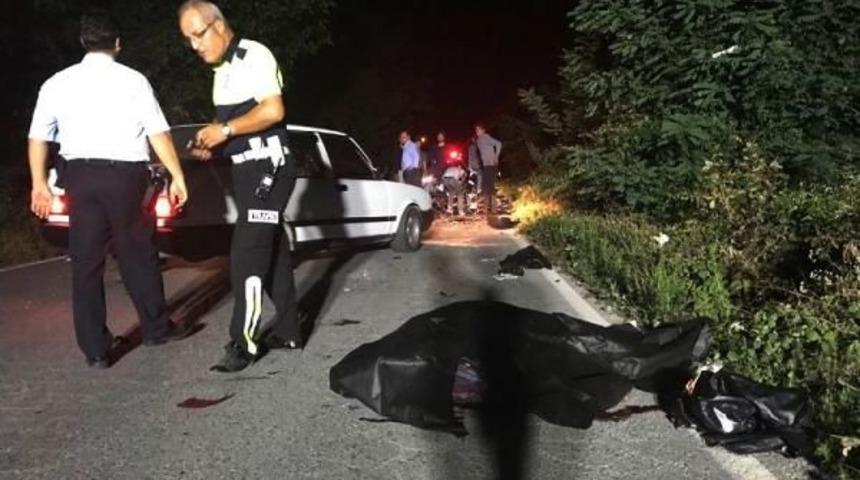 Karanlık Yolda Otomobilin &Ccedil;arptığı Motosiklet S&uuml;r&uuml;c&uuml;s&uuml; &Ouml;ld&uuml;