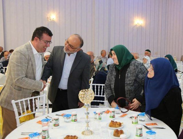 Taş&ccedil;ı Hacılarla Buluştu: Kur&rsquo;an Ve T&uuml;rk Bayrağı Hediye Etti 2