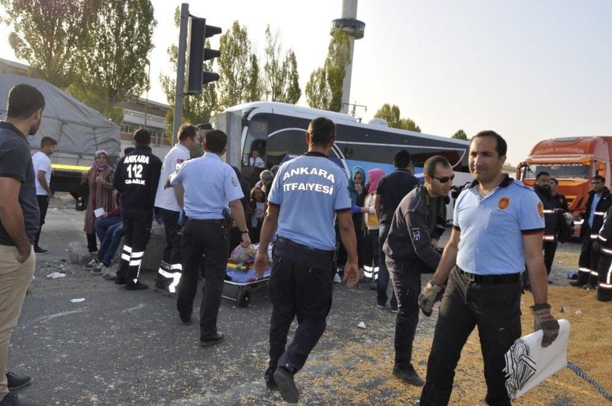 Başkent&rsquo;te Yolcu Otob&uuml;s&uuml; Mısır Y&uuml;kl&uuml; Tıra &Ccedil;arptı