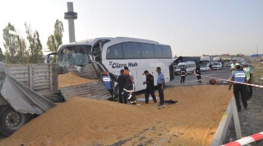 Başkentte Otob&uuml;s Tır'a &Ccedil;arptı: 3 &Ouml;l&uuml;