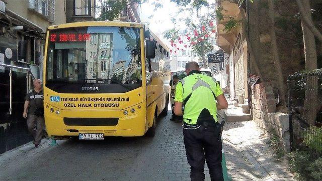 (&ouml;zel Haber) Trafiği Fel&ccedil; Eden Araca Yaptıkları Şok Etti 1