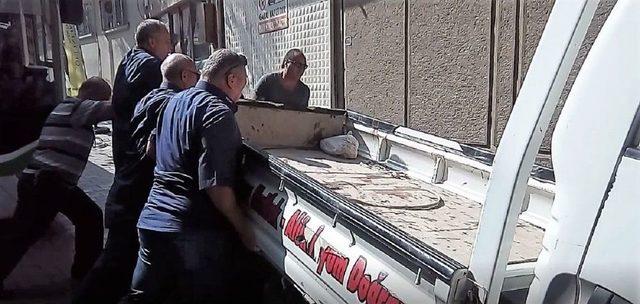 (&ouml;zel Haber) Trafiği Fel&ccedil; Eden Araca Yaptıkları Şok Etti 2