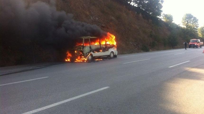 Servis Minib&uuml;s&uuml; Alev Alev Yandı
