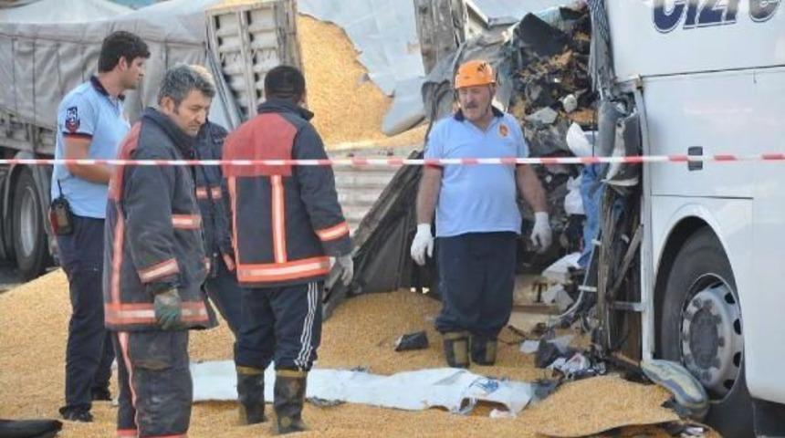 Başkentte Otob&uuml;s Tır' A &Ccedil;arptı;3 &Ouml;l&uuml; (2)