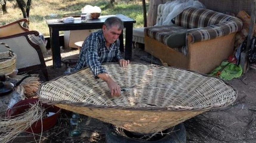 Plaj Şemsiyesi &Ouml;rerek Ge&ccedil;imini Sağlıyor