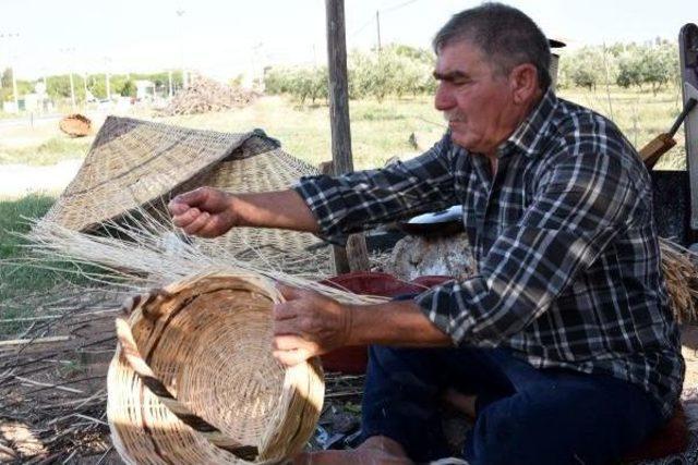 Plaj Şemsiyesi Örerek Geçimini Sağlıyor