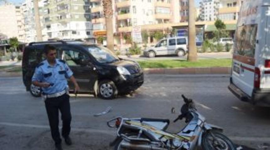 Otomobilin &Ccedil;arptığı Motosikletin Kadın S&uuml;r&uuml;c&uuml;s&uuml; Yaralandı