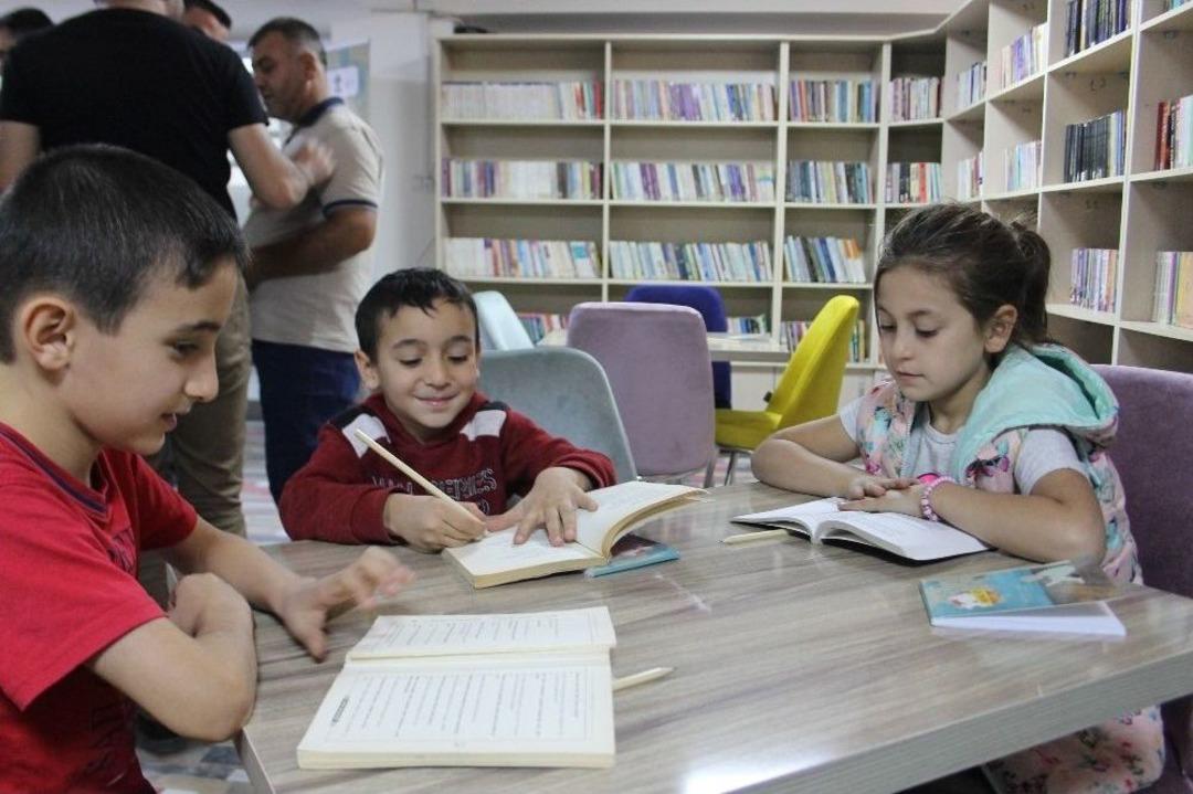 Kitap Okuyana, &Ccedil;ay Ve Kahve Bedava