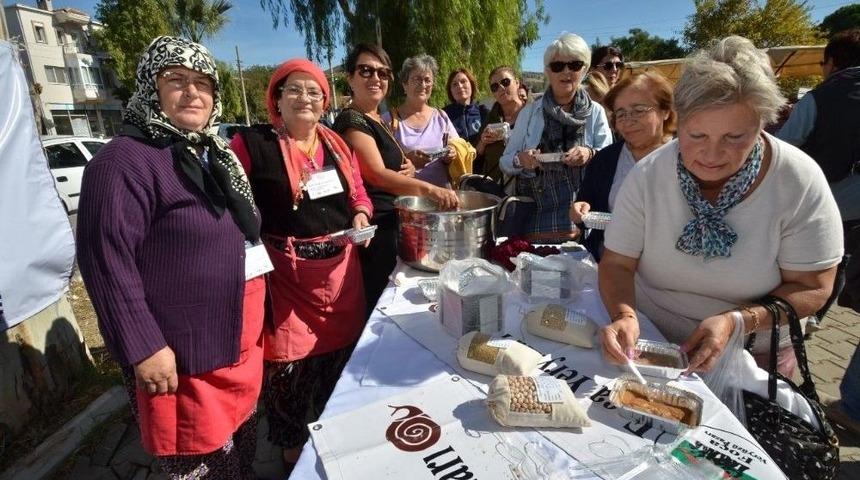 Foça Yeryüzü Pazarında Aşure Bereketi
