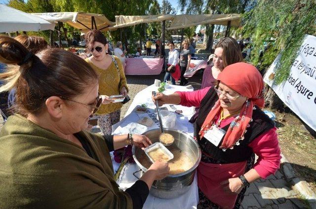 Foça Yeryüzü Pazarında Aşure Bereketi