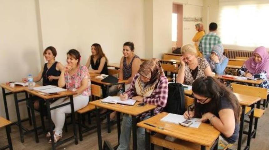 Hayatlarını Kolaylaştırmak I&ccedil;in T&uuml;rk&ccedil;e &Ouml;ğreniyorlar