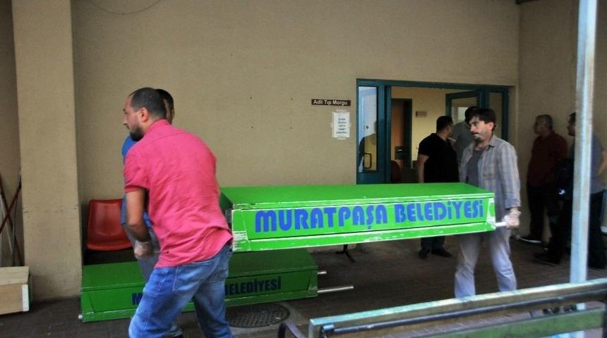 Cinnet Ge&ccedil;iren Şahsın &Ouml;ld&uuml;rd&uuml;ğ&uuml; Eşi Ve Kızının Cenazesi Morgdan Alındı