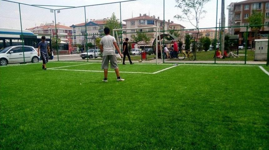 Pursaklar&rsquo;da Halı Sahalar Yenileniyor