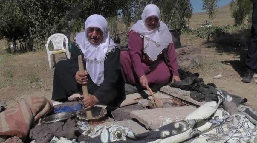 Aşiret D&uuml;ğ&uuml;n&uuml;nde 2 Bin Kişiye, 20 Saatte Pişirilen 'helesi' Yemeği Ikram Edildi