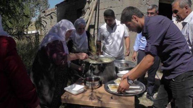 Aşiret D&uuml;ğ&uuml;n&uuml;nde 2 Bin Kişiye, 20 Saatte Pişirilen  helesi  Yemeği Ikram Edildi 1