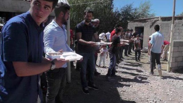 Aşiret D&uuml;ğ&uuml;n&uuml;nde 2 Bin Kişiye, 20 Saatte Pişirilen  helesi  Yemeği Ikram Edildi 2