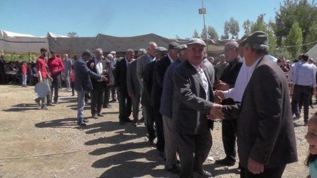 Aşiret D&uuml;ğ&uuml;n&uuml;nde 2 Bin Kişiye, 20 Saatte Pişirilen  helesi  Yemeği Ikram Edildi 3