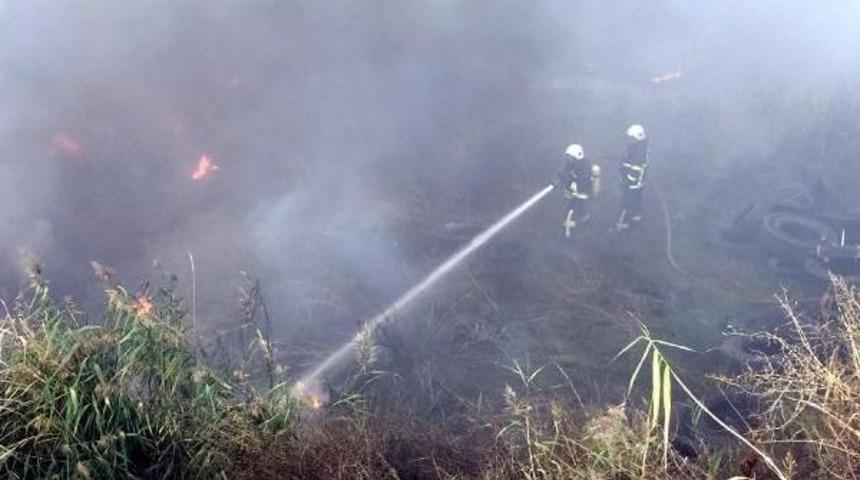 Kamyon Lastiklerinden &Ccedil;ıkan Yangın, 4 Saatte S&ouml;nd&uuml;r&uuml;ld&uuml;