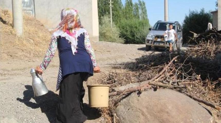 İçme Suyu Akmayan Mahalle Sakinleri Kanal Suyunu Kullanıyor