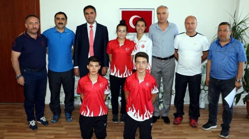 Şampiyon Badmintoncular Ödüllendirildi