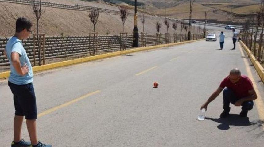 'gizemli Yol'da Top Ve Suyla Deney Yaptılar