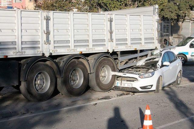 Köpeğe Çarpmamak İsterken Tırın Altına Girdi: 2 Yaralı