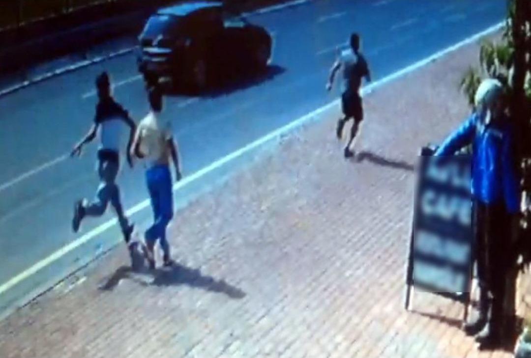 (&ouml;zel Haber) Turistin &Ccedil;antasını Kapka&ccedil;&ccedil;ılardan Geri Alan Gen&ccedil; Dayak Yedi