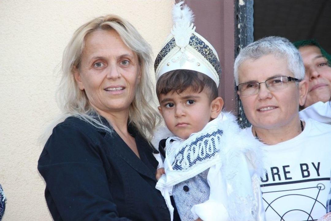 Kocalarından Aldıkları Har&ccedil;lıklarla 98 &Ccedil;ocuğu S&uuml;nnet Ettirdiler