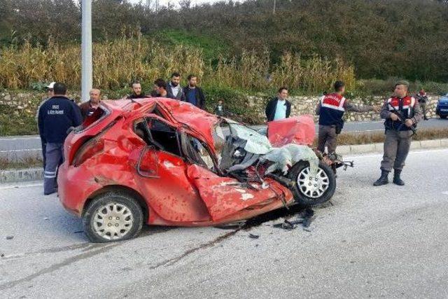 Kamyonla Çarpışan Otomobildeki Genç Kız Öldü