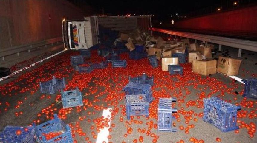 Sebze Y&uuml;kl&uuml; Kamyon Devrildi: 2 Yaralı